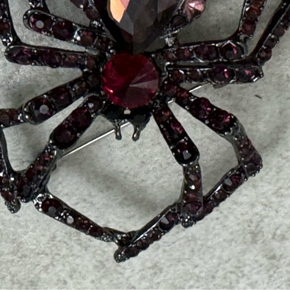 Rhinestone spider pin, brooch, spooky Halloween cool - Picture 3 of 8